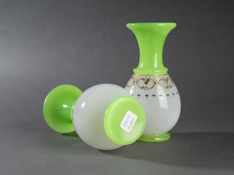 Paire de vases en opaline, fin XIXe siècle 