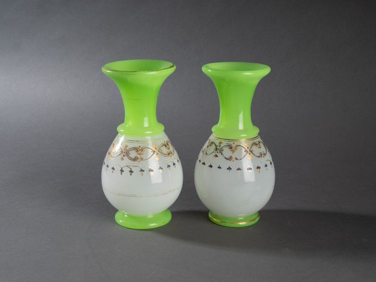 Paire de vases en opaline, fin XIXe siècle 