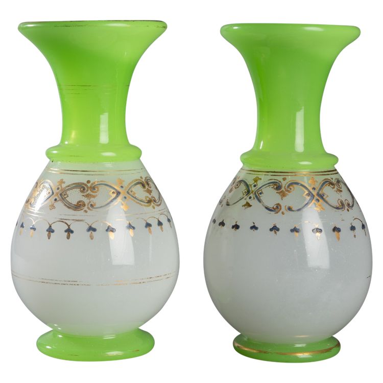Paire de vases en opaline, fin XIXe siècle 