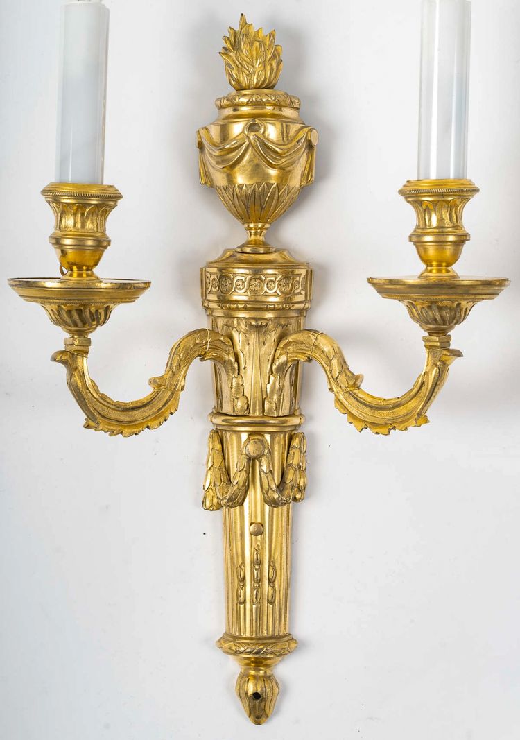 Coppia di appliques a due luci in bronzo dorato e cesellato di epoca Luigi XVI, 1780 ca.