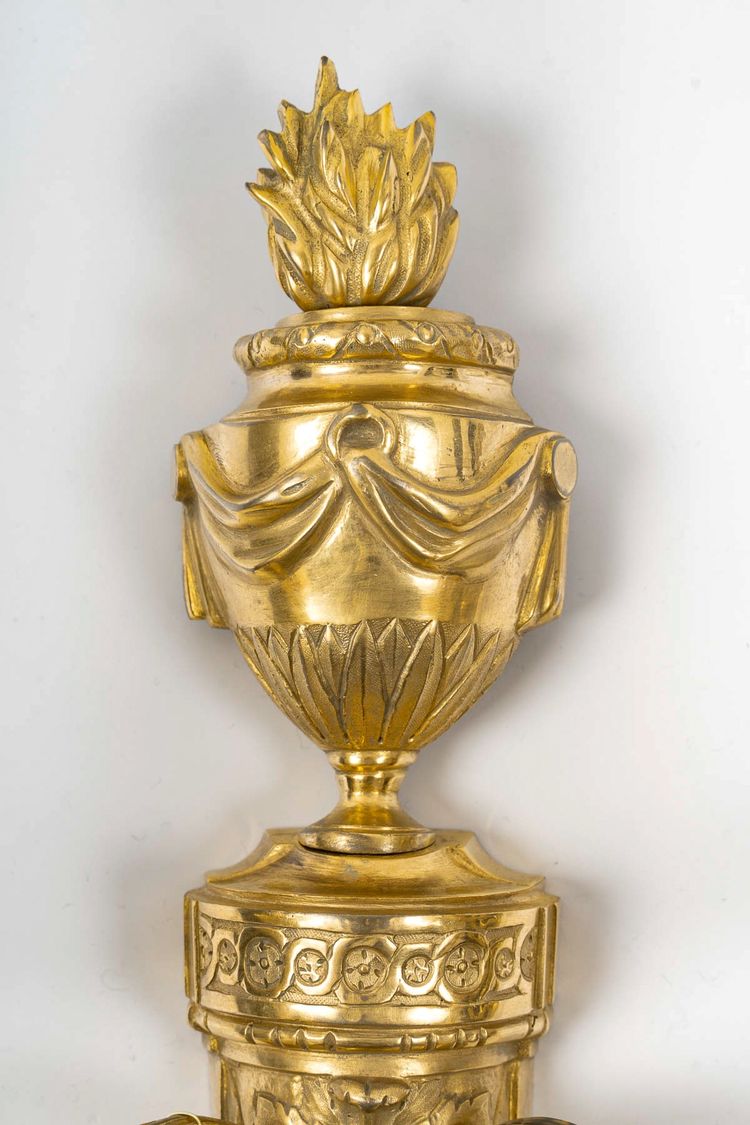 Coppia di appliques a due luci in bronzo dorato e cesellato di epoca Luigi XVI, 1780 ca.