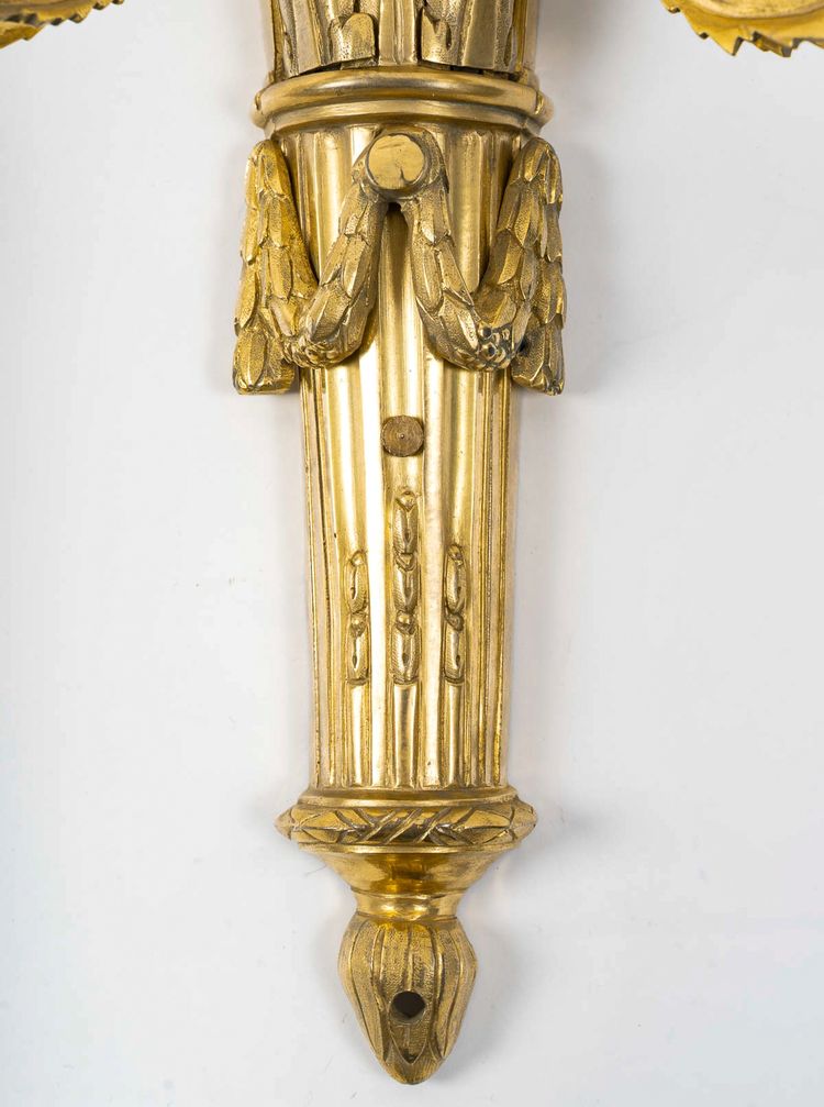 Coppia di appliques a due luci in bronzo dorato e cesellato di epoca Luigi XVI, 1780 ca.