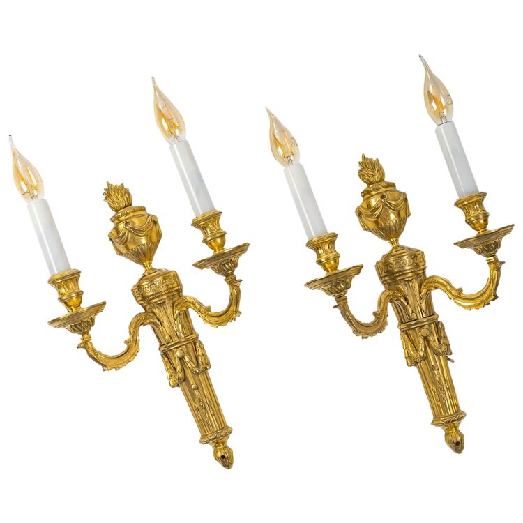 Coppia di appliques a due luci in bronzo dorato e cesellato di epoca Luigi XVI, 1780 ca.