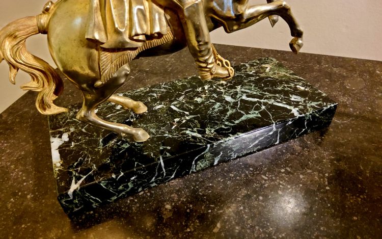 Scultura in bronzo dorato raffigurante Napoleone Bonaparte su un cavallo rampante Fine del XIX secolo