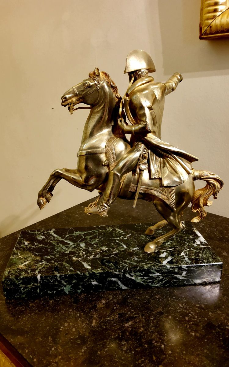 Scultura in bronzo dorato raffigurante Napoleone Bonaparte su un cavallo rampante Fine del XIX secolo
