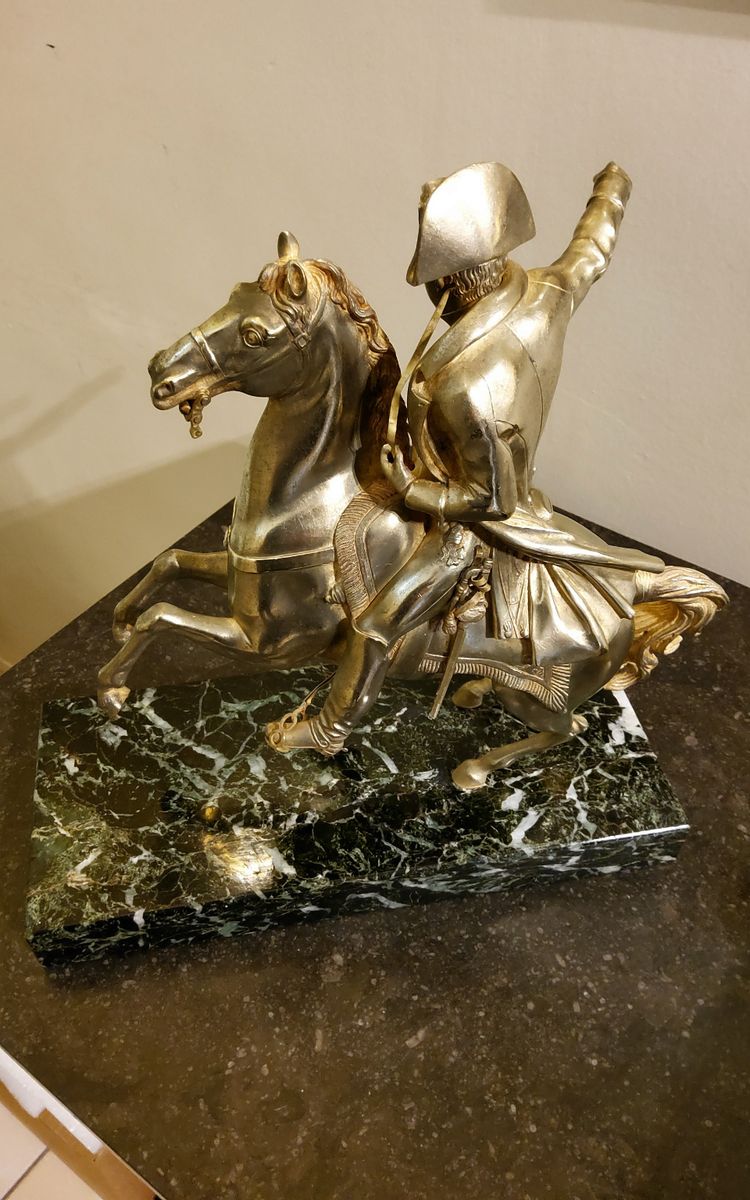 Scultura in bronzo dorato raffigurante Napoleone Bonaparte su un cavallo rampante Fine del XIX secolo