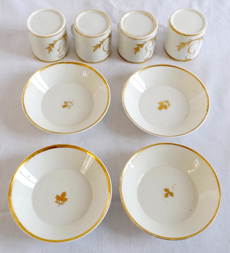 Suite von 4 Litronenkaffeetassen mit Monogrammen aus der Zeit des Direktoriums um 1800