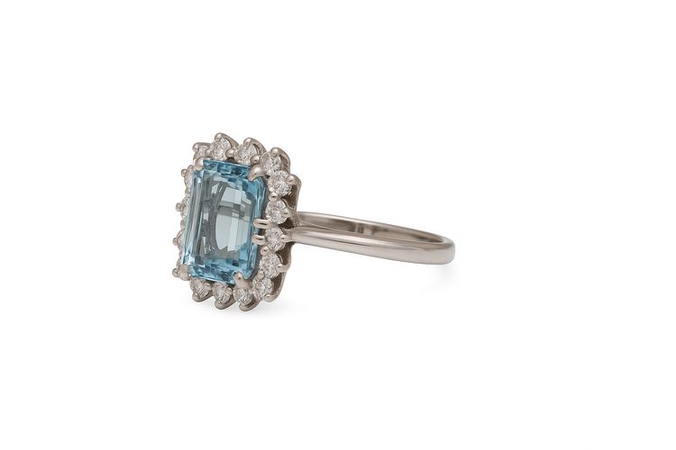 Anello con acquamarina e diamanti