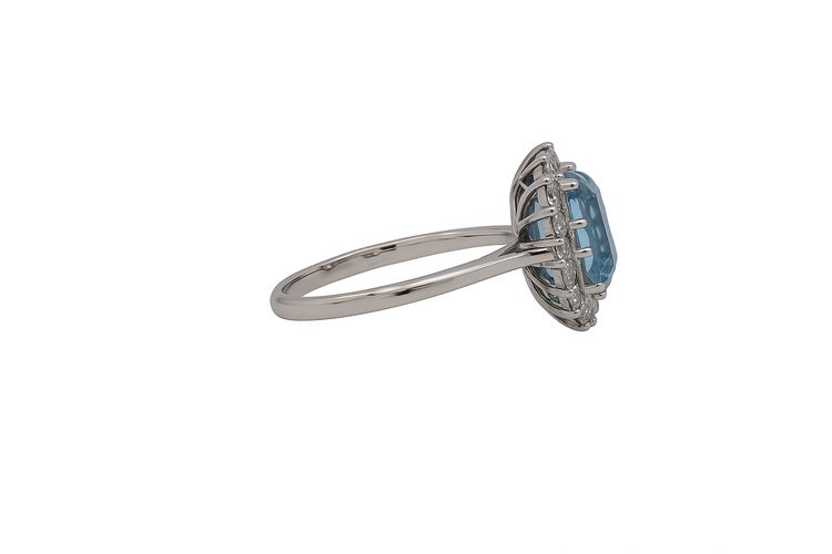 Anello con acquamarina e diamanti