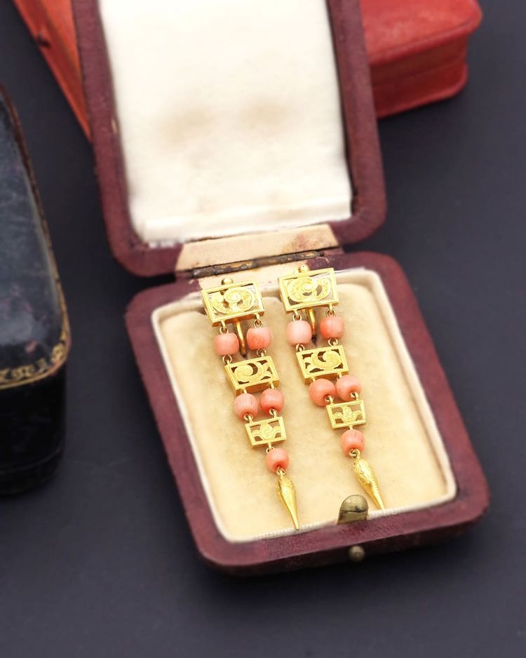Orecchini pendenti lunghi in corallo e oro 18 ct, orecchini antichi, 1830 ca.