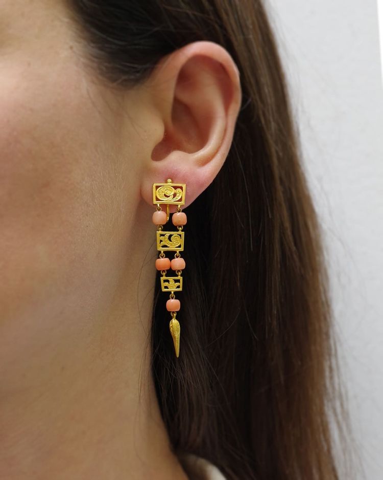 Orecchini pendenti lunghi in corallo e oro 18 ct, orecchini antichi, 1830 ca.