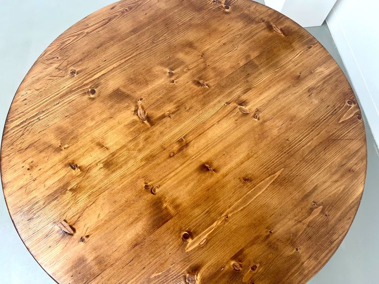 Occasional" round pine table Les Arcs