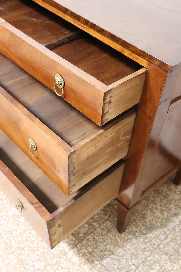 Commode ancienne en noyer massif, Italie 18e siècle