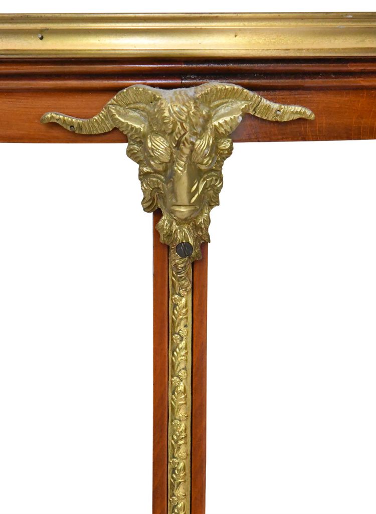 Guéridon en placage de bois de rose et ornementation de bronze doré à décor de têtes de béliers