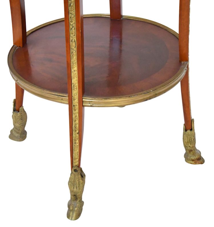 Guéridon en placage de bois de rose et ornementation de bronze doré à décor de têtes de béliers