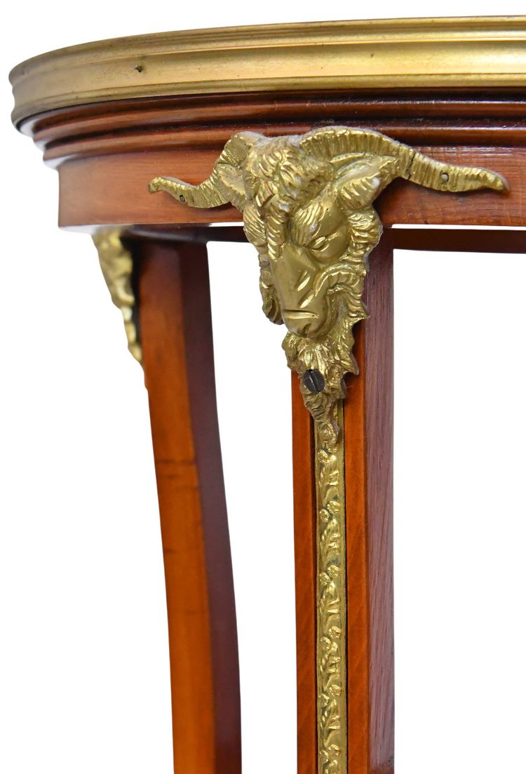 Guéridon en placage de bois de rose et ornementation de bronze doré à décor de têtes de béliers