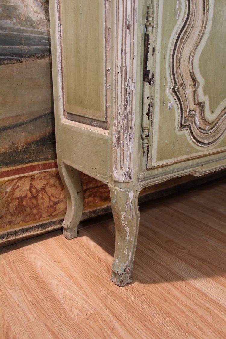 buffet a hauteur d'appui rechampi vert. late 18th/early 19th century