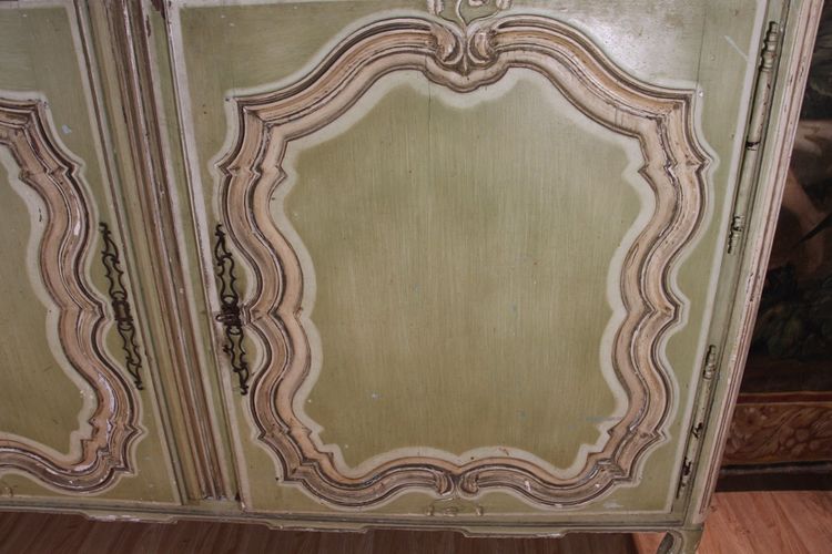 buffet a hauteur d'appui rechampi vert. late 18th/early 19th century