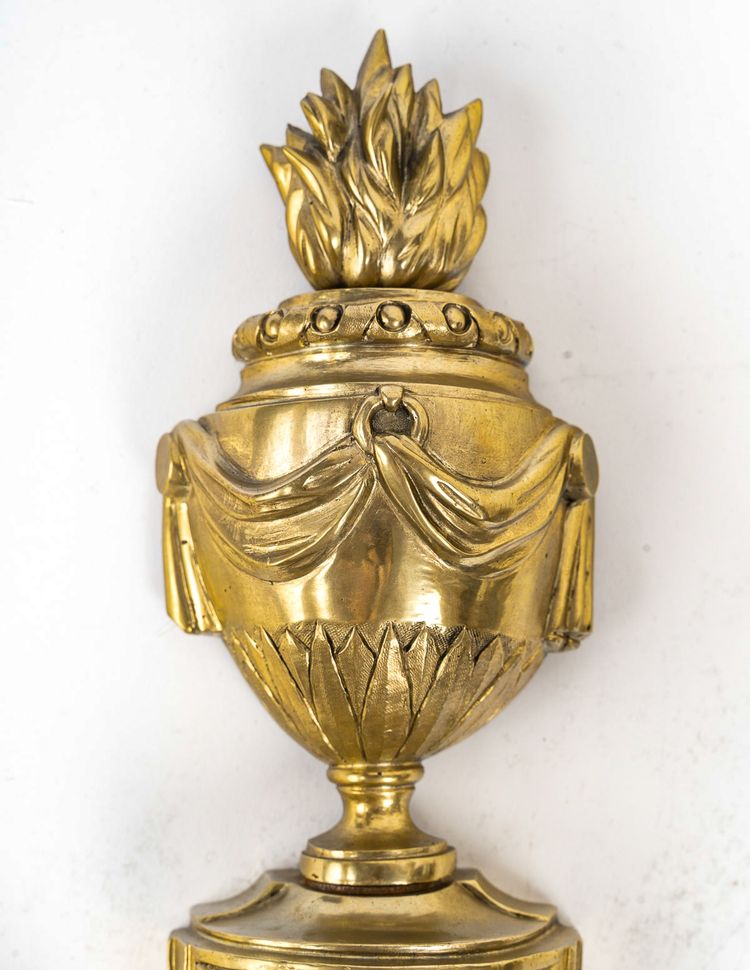 Coppia di sconsigliere a due luci a braccio in bronzo cesellato in stile Luigi XVI