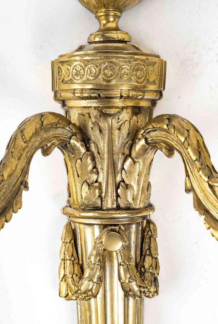 Coppia di sconsigliere a due luci a braccio in bronzo cesellato in stile Luigi XVI