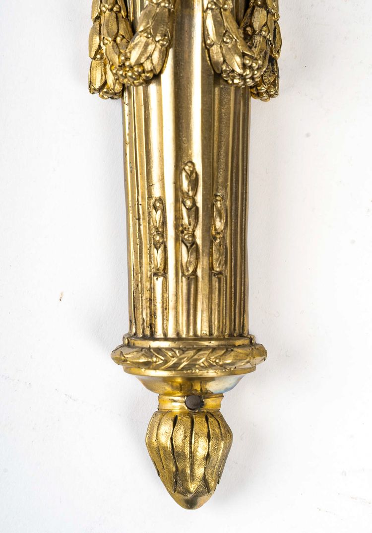 Coppia di sconsigliere a due luci a braccio in bronzo cesellato in stile Luigi XVI