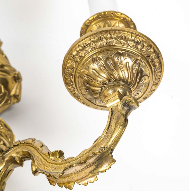 Coppia di sconsigliere a due luci a braccio in bronzo cesellato in stile Luigi XVI