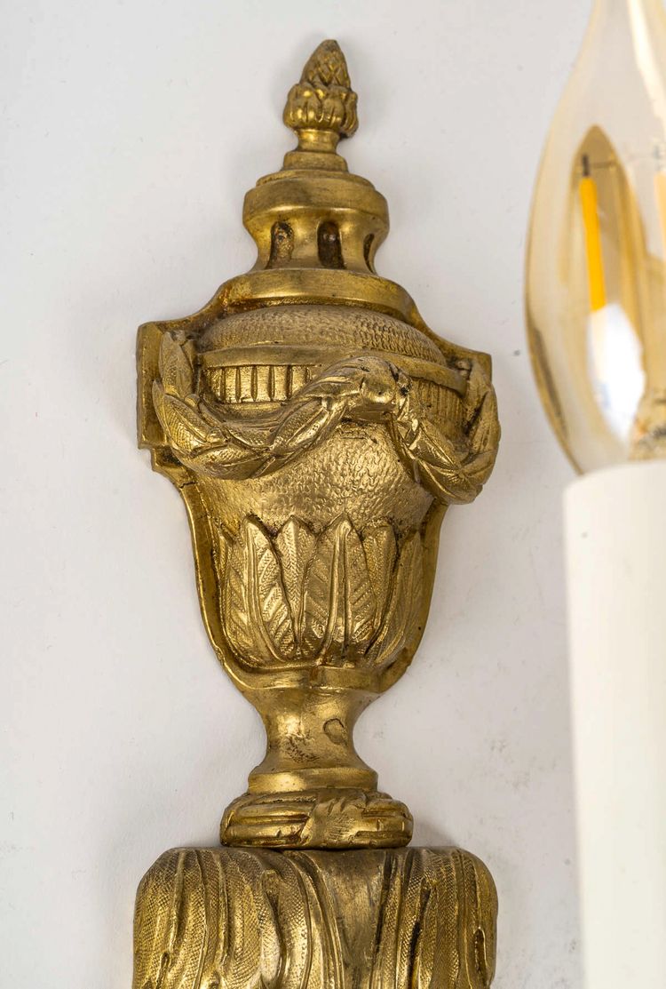 Paire d’Appliques en Bronze Ciselé à trois Bras de Lumières de style Louis XVI