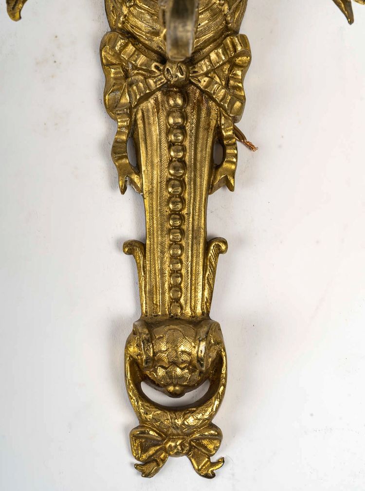 Paire d’Appliques en Bronze Ciselé à trois Bras de Lumières de style Louis XVI