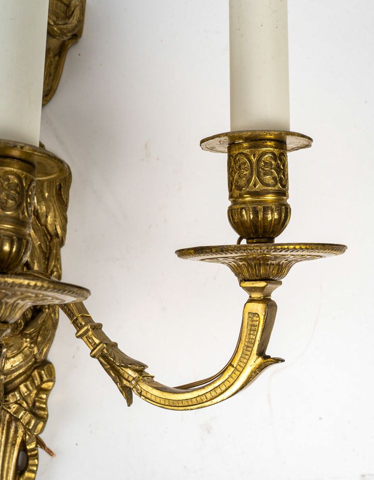 Paire d’Appliques en Bronze Ciselé à trois Bras de Lumières de style Louis XVI