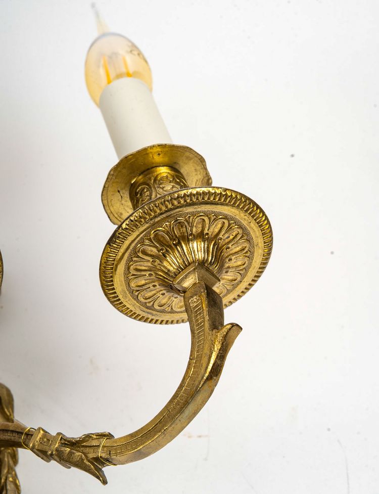 Paire d’Appliques en Bronze Ciselé à trois Bras de Lumières de style Louis XVI