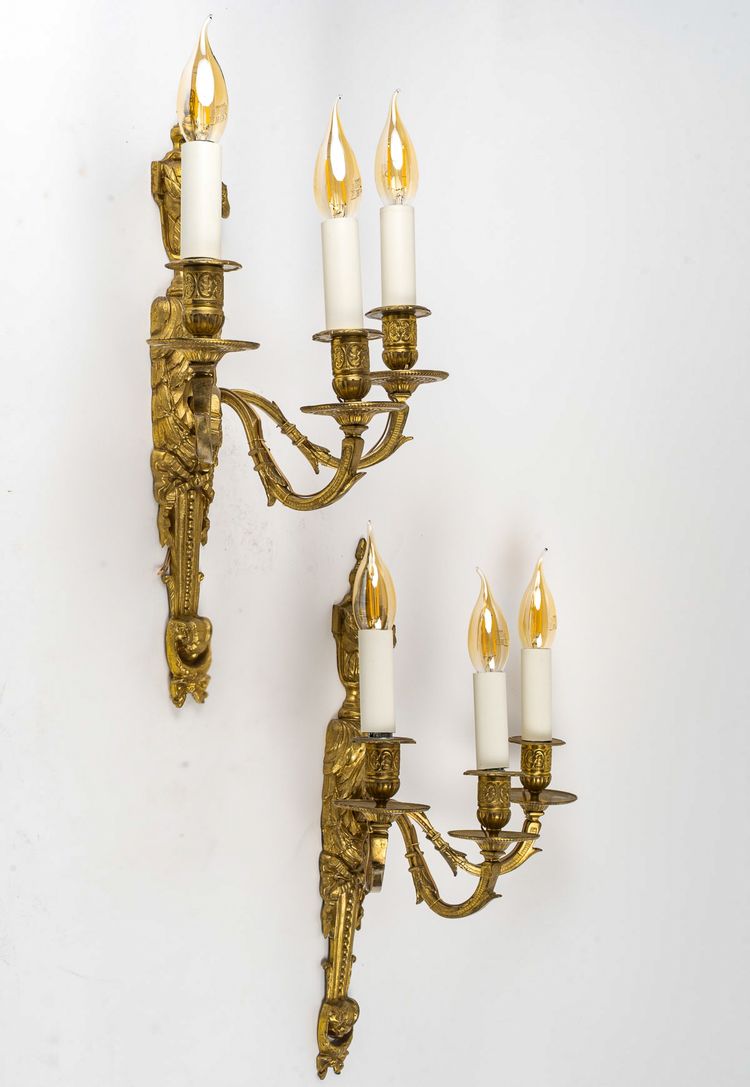 Paire d’Appliques en Bronze Ciselé à trois Bras de Lumières de style Louis XVI
