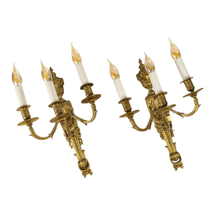 Paire d’Appliques en Bronze Ciselé à trois Bras de Lumières de style Louis XVI