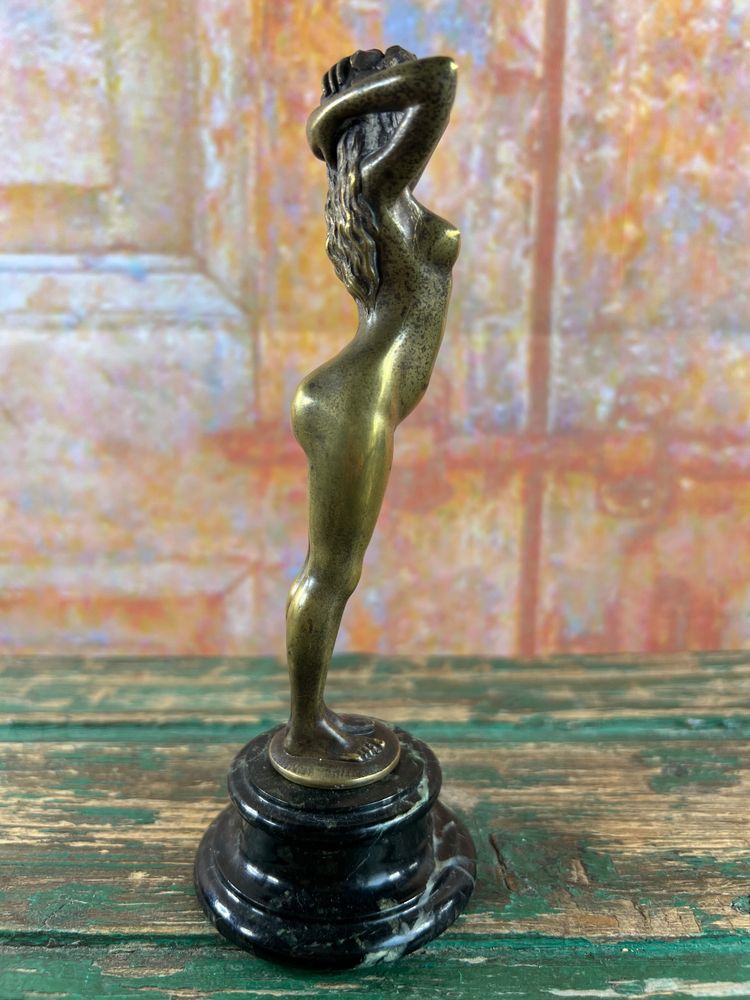 Elegante statuetta Art Déco in bronzo - Donna nuda in piedi - Base in marmo - H. 17 cm