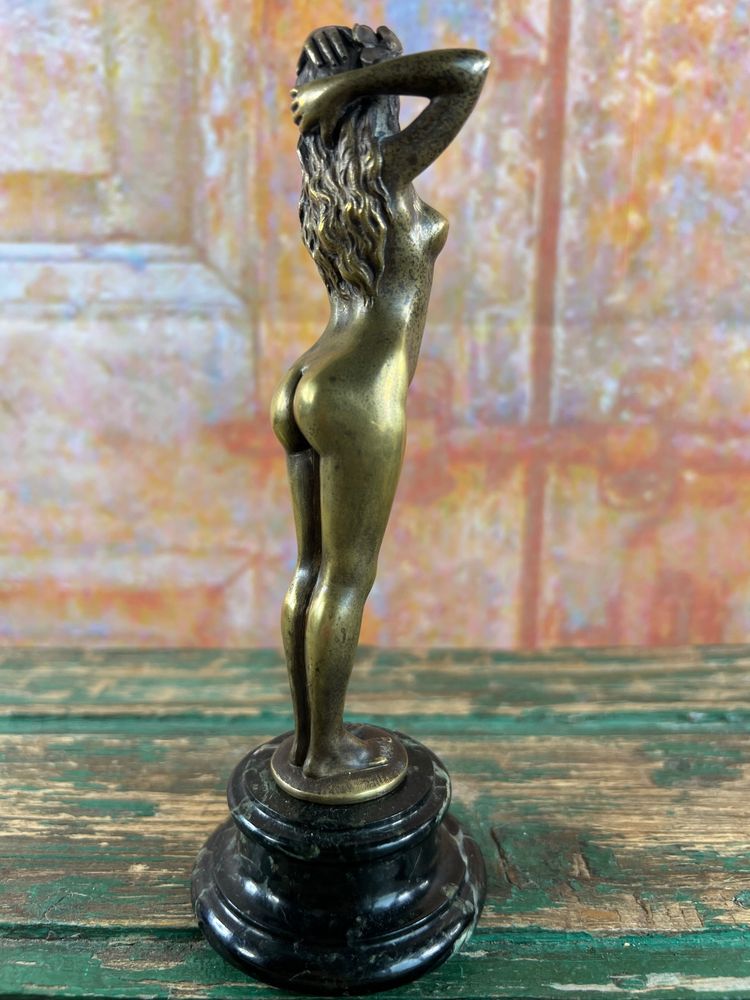 Elegante statuetta Art Déco in bronzo - Donna nuda in piedi - Base in marmo - H. 17 cm