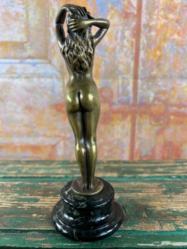 Elegante statuetta Art Déco in bronzo - Donna nuda in piedi - Base in marmo - H. 17 cm