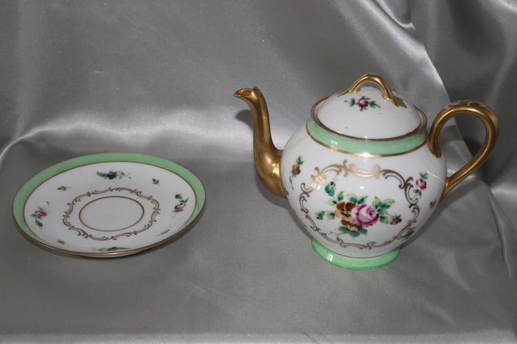 Part of a Samson porcelain tea service: teapot, sugar bowl, milk jug