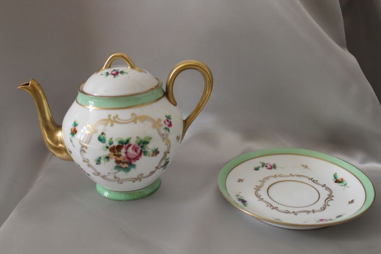 Part of a Samson porcelain tea service: teapot, sugar bowl, milk jug