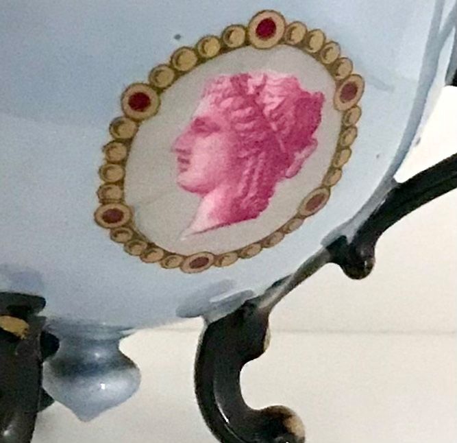 Tripod-Tasse aus Porzellan mit Dekor aus römischen Porträts XIX.