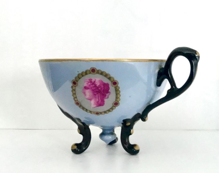 Tripod-Tasse aus Porzellan mit Dekor aus römischen Porträts XIX.