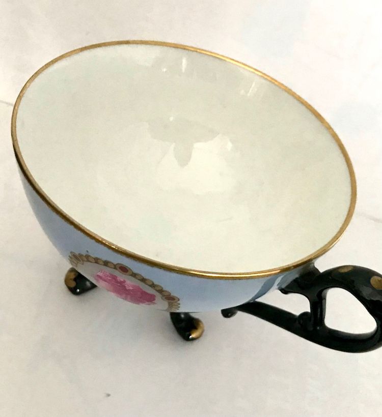 Tripod-Tasse aus Porzellan mit Dekor aus römischen Porträts XIX.