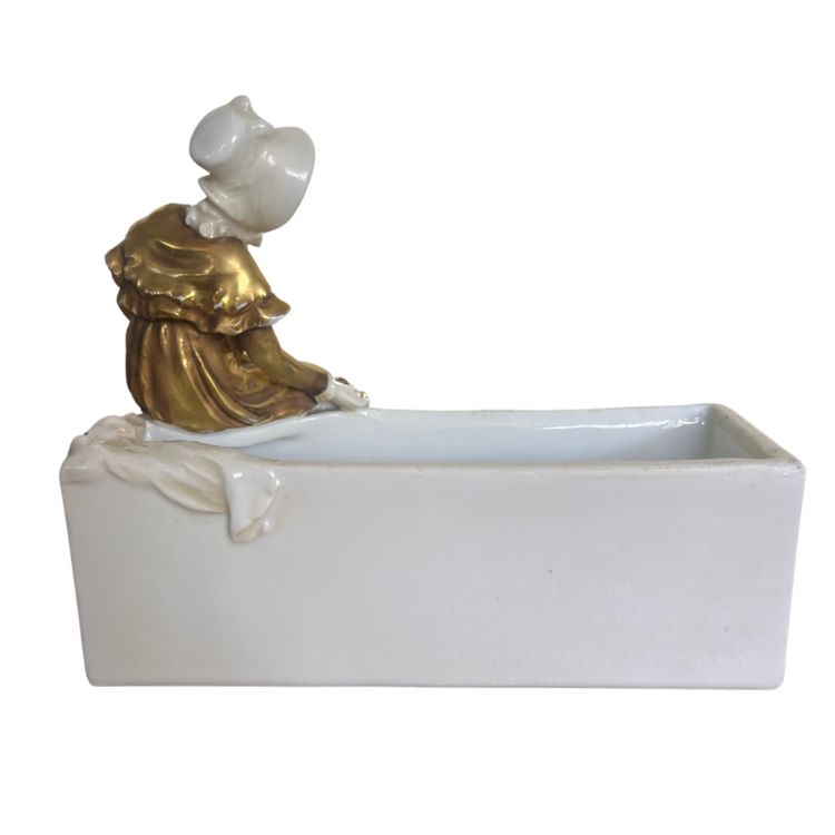 Zuppiera o fioriera in porcellana - Femme assise dorée