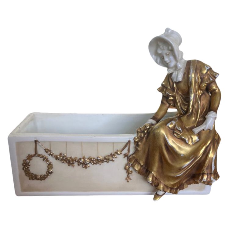 Zuppiera o fioriera in porcellana - Femme assise dorée