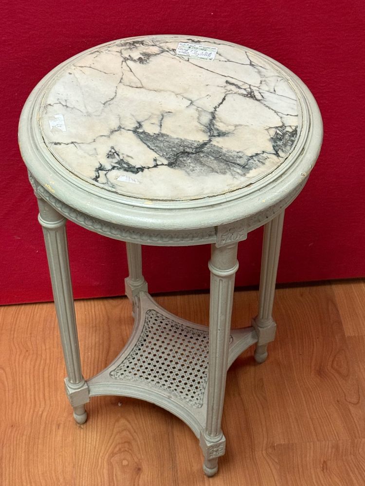 Pedestal table