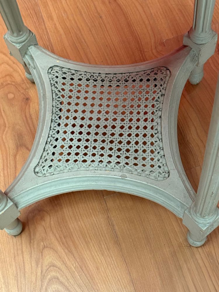 Pedestal table
