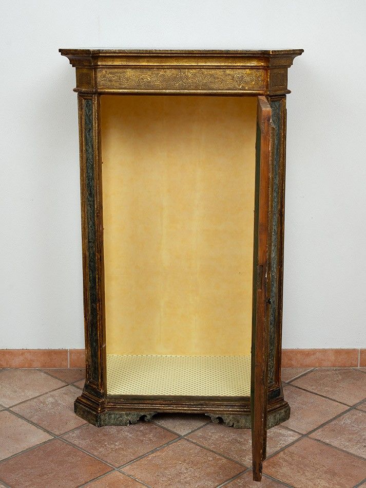 Antica vetrina in legno laccato e dorato. Napoli, XVIII secolo.