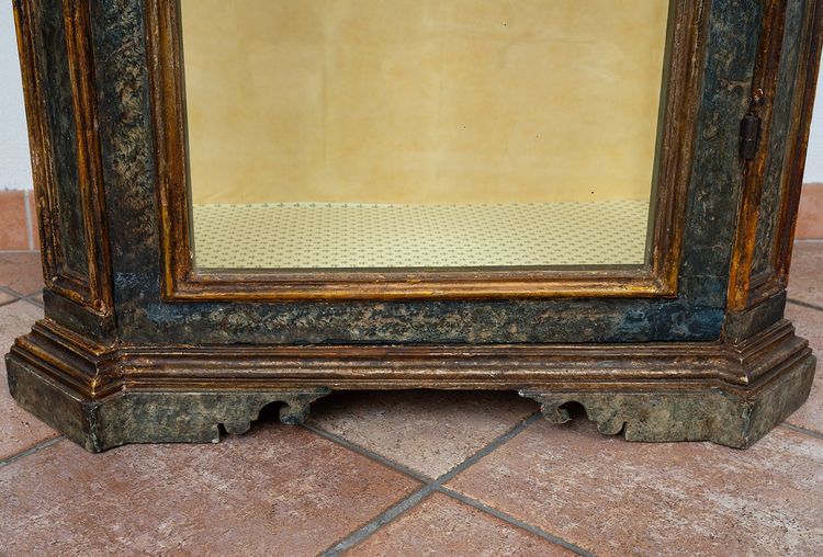 Antica vetrina in legno laccato e dorato. Napoli, XVIII secolo.