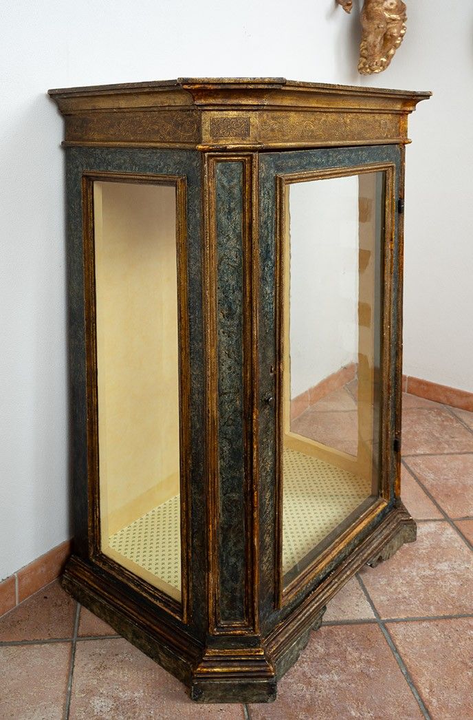 Antica vetrina in legno laccato e dorato. Napoli, XVIII secolo.