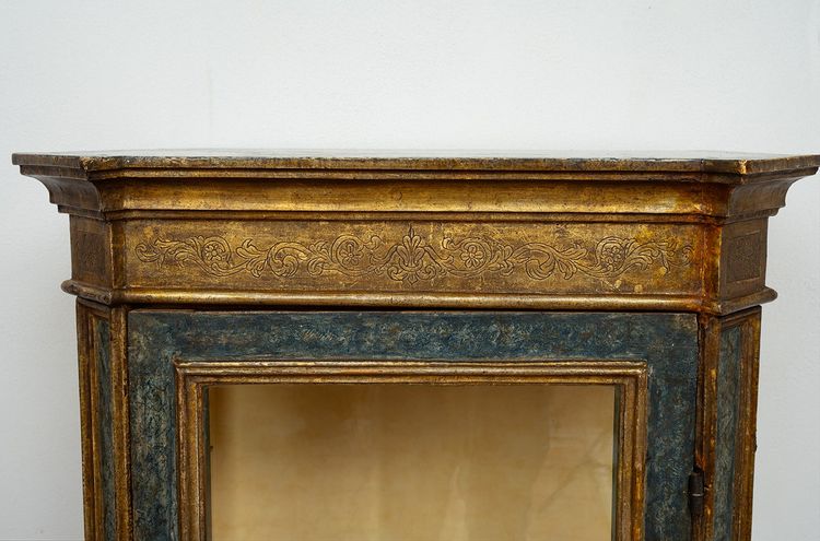 Antica vetrina in legno laccato e dorato. Napoli, XVIII secolo.