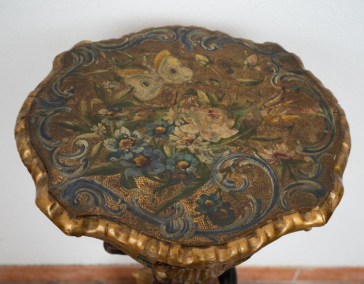 Kleiner antiker Tisch aus lackiertem und vergoldetem Holz. Moro Venedig, 19. Jahrhundert.