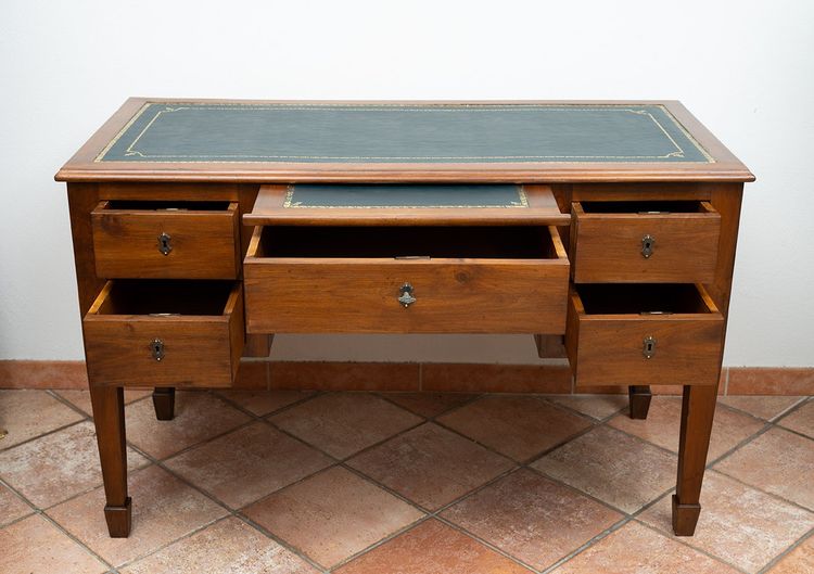 Bureau ancien Louis XVI de centre de pièce en noyer massif. Naples, XIXe siècle.